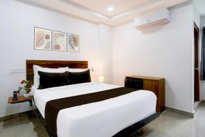 En eller flere senge i et værelse på FabHotel Sri Jahnavi