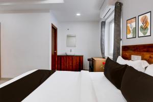 En eller flere senge i et værelse på FabHotel Sri Jahnavi + 44 billeder