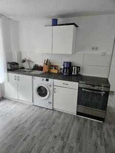 a kitchen with a washing machine and a dishwasher at Charmante Ferienwohnung in Herne-Mitte in Herne