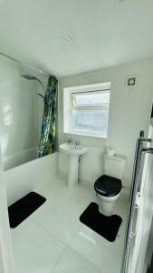 Un baño blanco con inodoro y lavabo. en Ella street Double room, en Hull