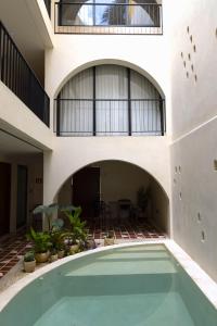 uma piscina interior no meio de um edifício em Moreira Hotel Boutique em Mérida