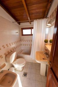 Koupelna v ubytování Tunqueley Hotel + 37 fotografií