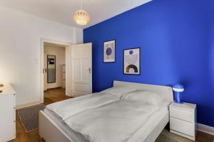 a blue bedroom with a bed with a blue wall at MARBURGER Zentral, bis 8 Personen, WLAN, Netflix in Marburg an der Lahn