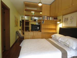 a bedroom with a bed and a television in it at Kitnet Canela Plaza Serrana in Canela