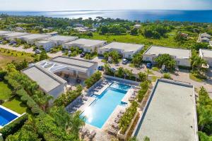 une vue aérienne d'un complexe hôtelier avec piscine dans l'établissement Westmoreland Hills 11-Whitehaven villa, à Saint James