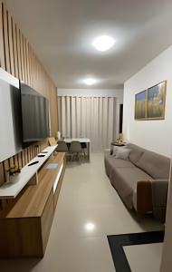 TV a/nebo společenská místnost v ubytování (208)Apt de luxo com varanda 2 quartos 1km do Mar