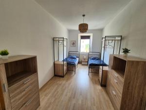 Ένα ή περισσότερα κρεβάτια σε δωμάτιο στο SmartStay Döbeln