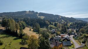 una vista aérea de un pequeño pueblo en un bosque en Villa Weber Apartments, en Albrechtice v Jizerských horách