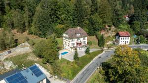 Una vista aérea de una casa grande con una carretera. en Villa Weber Apartments, en Albrechtice v Jizerských horách