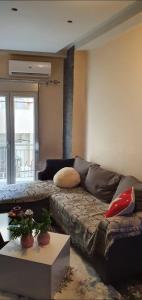 a living room with a couch and a table at διαμέρισμα Αλαμάνας 9 in Paphos