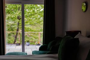 Postel nebo postele na pokoji v ubytování Edinbane Lodge