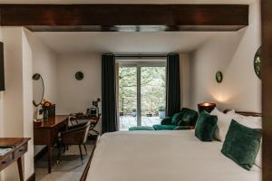 Postel nebo postele na pokoji v ubytování Edinbane Lodge