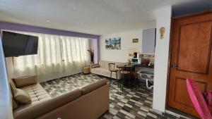 TV a/nebo společenská místnost v ubytování TRANSFER VIP HOSTEL