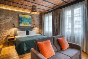 un dormitorio con una cama y un sofá en Novus Pera Hotel, en Estambul