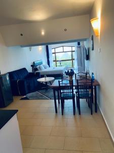 Ruang duduk di Coastal comfort breeze hotel