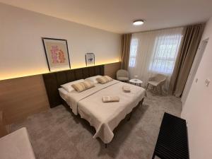 Posteľ alebo postele v izbe v ubytovaní Apartmány Reduta - new