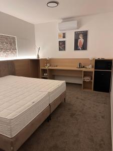 Posteľ alebo postele v izbe v ubytovaní Apartmány Reduta - new