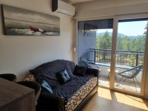 ein Wohnzimmer mit Couch und Balkon in der Unterkunft Nata in Divčibare