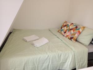 ein Bett mit zwei Kissen darüber in der Unterkunft Nata in Divčibare