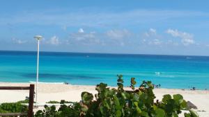 - Vistas a la playa y al océano en Apartment Ocean Front Cancun, en Cancún