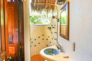 Et badeværelse på Casa Duende Palapa with Beautiful Rooftop - 2 BR 2BA + 33 billeder