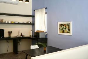 een keuken met een tafel en een foto aan de muur bij Casa Chayote Azul in Sayulita