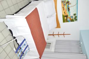 una pila de escaleras blancas en una habitación en Costeira Praia Apartamento, en Natal