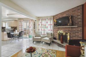 TV a/nebo společenská místnost v ubytování Comfy nest 3BR in Brampton Canada