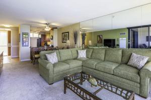 una sala de estar con un sofá y una mesa en Mahana 617, en Kahana