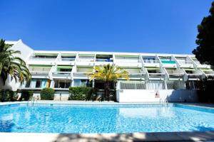 Basen w obiekcie Port Vincent - Appartement dans résidence avec piscine MAE-1114 lub w pobliżu