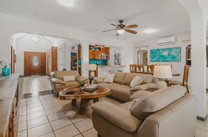 un salon avec des canapés et une table dans l'établissement Casa La Buena Vida 2 bedroom Villa, à Puerto Morelos