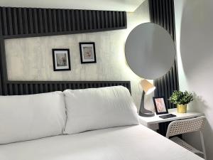 Postel nebo postele na pokoji v ubytování Executive Suite Room in Barsha 1 Near MOE Metro