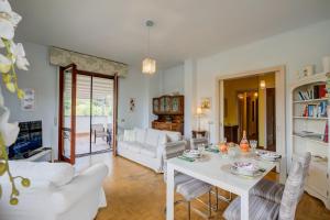 Et opholdsområde på Connie's Apartment - Happy Rentals