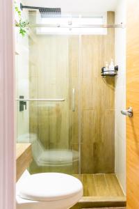 a bathroom with a glass shower with a toilet at Moderna y Relajante Cerca CC Miraflores H2 in El Rodeo +28 photos