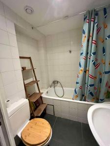 Ένα μπάνιο στο Lumineux Appartement - Quartier Louise