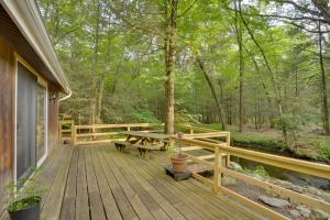 Zahrada ubytování Secluded Stroudsburg Home - 5 Mi to Ski Resort