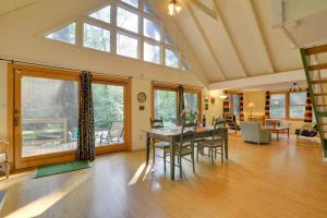 Posezení v ubytování Secluded Stroudsburg Home - 5 Mi to Ski Resort