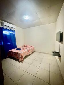 um quarto com uma cama com um cobertor rosa em Casa Doleguita em David