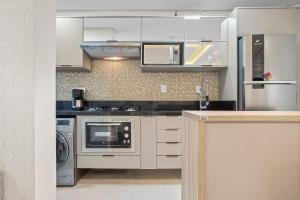 Dapur atau dapur kecil di Villagio Del Venetto com ampla varanda by Achei