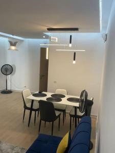 Khu vực ghế ngồi tại Bel appartement de 4 pieces à Addoha Locodjro +10 ảnh