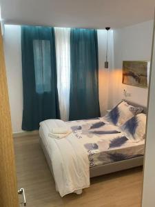 Giường trong phòng chung tại Bel appartement de 4 pieces à Addoha Locodjro