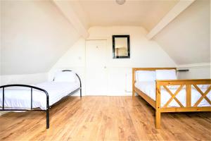 Ένα ή περισσότερα κρεβάτια σε δωμάτιο στο Travellers Stays In The Heart Of Orrell Park