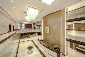 una hall di un edificio con pavimento in vetro di Army Hotel a Hanoi