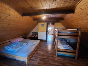 Postel nebo postele na pokoji v ubytování Chata U Devíti draků
