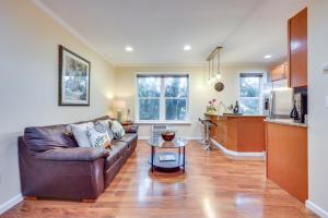 een woonkamer met een bank en een tafel bij Walk to Nights of Lights Dtwn St Augustine Stay in St. Augustine