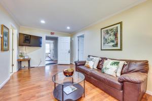 een woonkamer met een leren bank en een tafel bij Walk to Nights of Lights Dtwn St Augustine Stay in St. Augustine