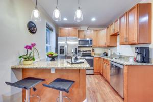 een keuken met houten kasten en roestvrijstalen apparatuur bij Walk to Nights of Lights Dtwn St Augustine Stay in St. Augustine +22 foto's