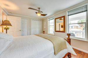 een slaapkamer met een wit bed en ramen bij Walk to Nights of Lights Dtwn St Augustine Stay in St. Augustine