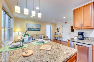 Η κουζίνα ή μικρή κουζίνα στο Pet-Friendly Apartment in Downtown St Augustine!