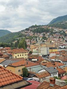 Nespecifikovaný výhled na destinaci Sarajevo nebo výhled na město při pohledu z apartmánu